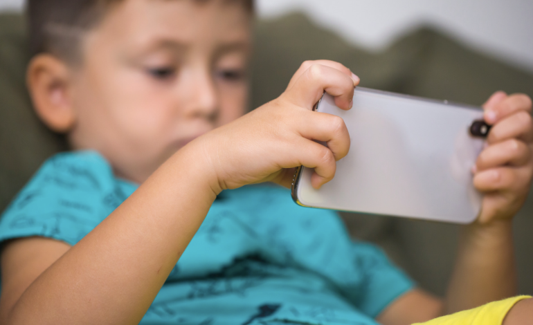 Celulares debilitan vínculo madre-hijo: pediatras
