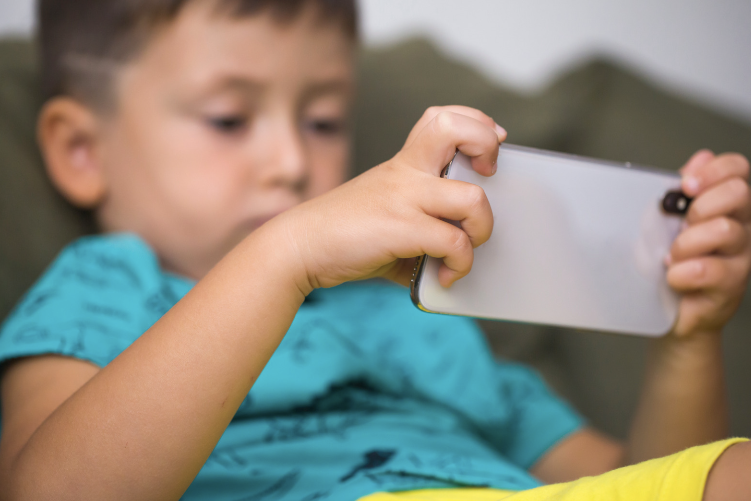 Celulares debilitan vínculo madre-hijo: pediatras