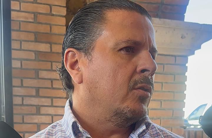 Limpian rejillas tras lluvias; están llenas de basura doméstica