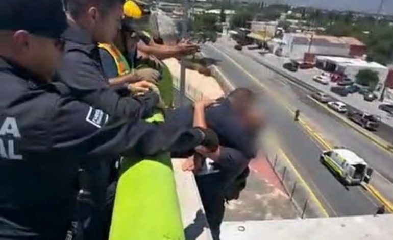 Policía municipal evita que joven se quite la vida