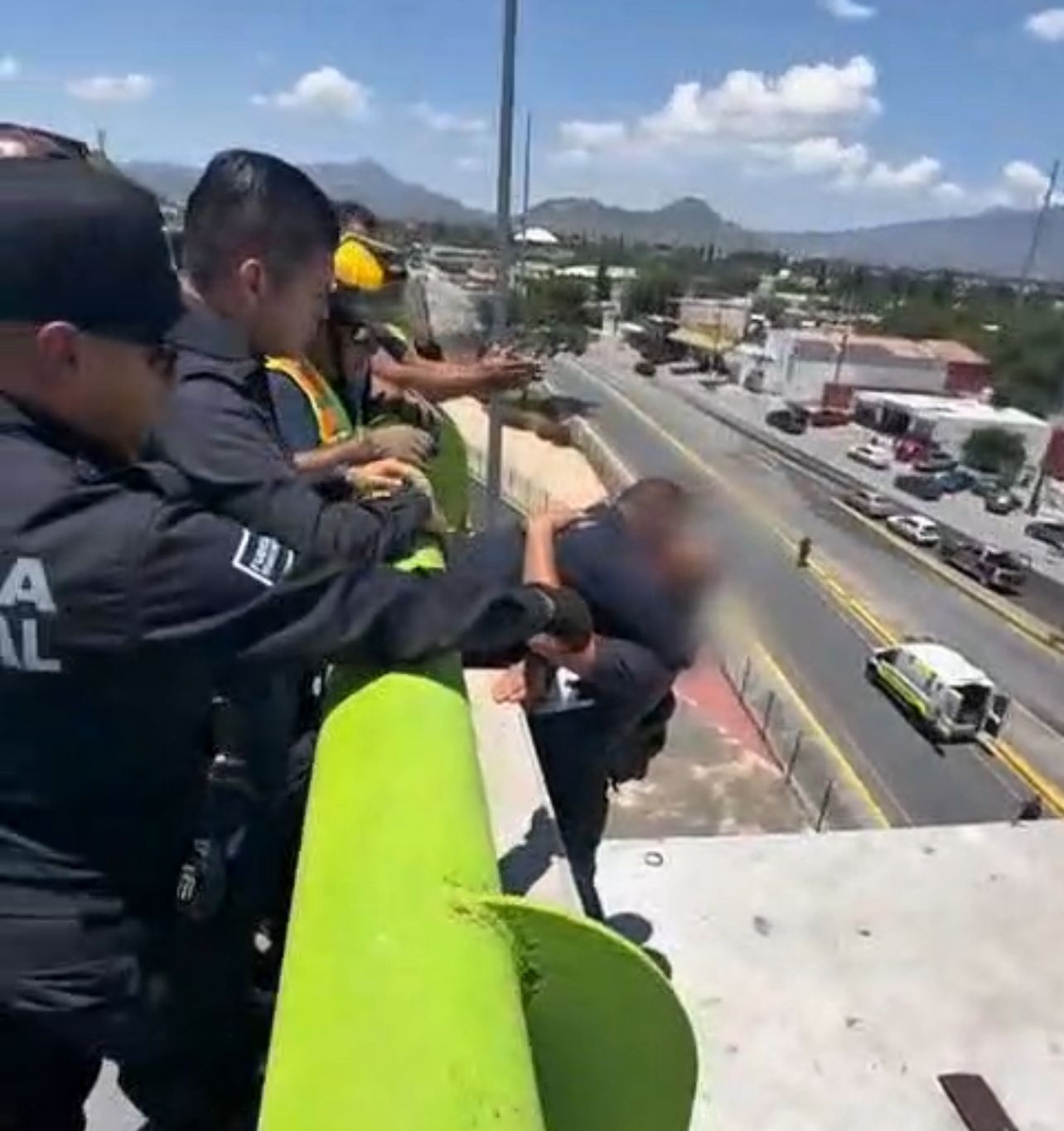 Policía municipal evita que joven se quite la vida