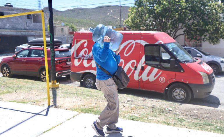 Distribuyen Estado, Municipio y Arca más de 135 mil litros de agua potable en Saltillo