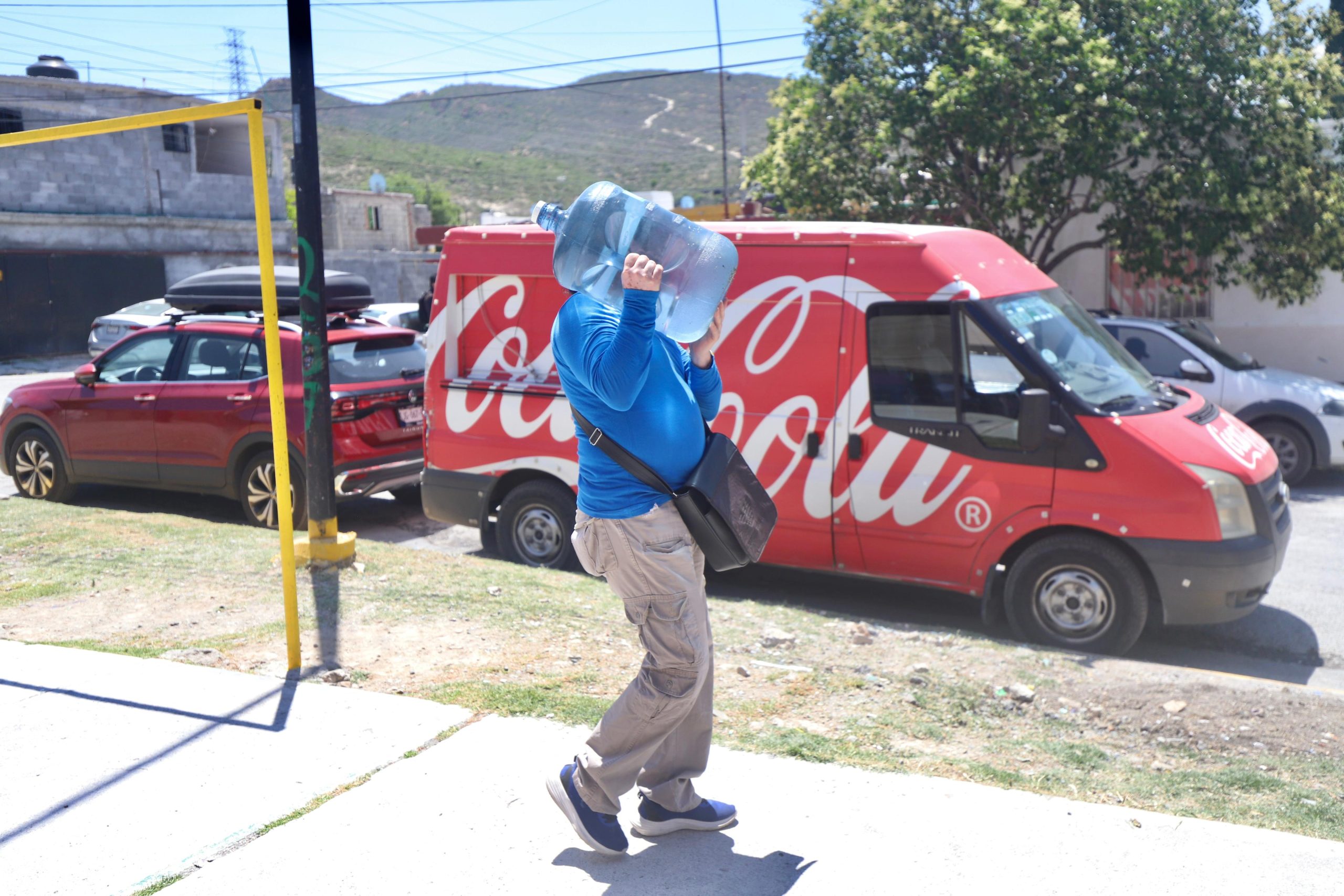 Distribuyen Estado, Municipio y Arca más de 135 mil litros de agua potable en Saltillo