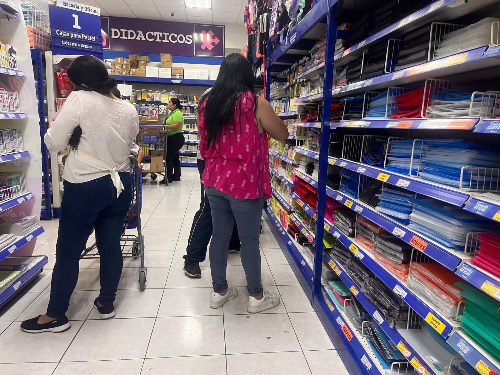 Saturan papelerías por regreso a clases