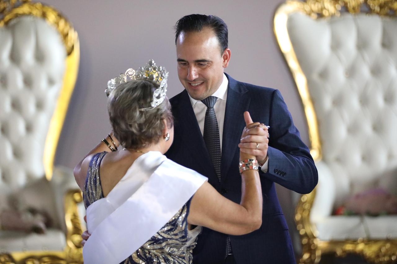 Todo nuestro agradecimiento a nuestros adultos mayores: Manolo