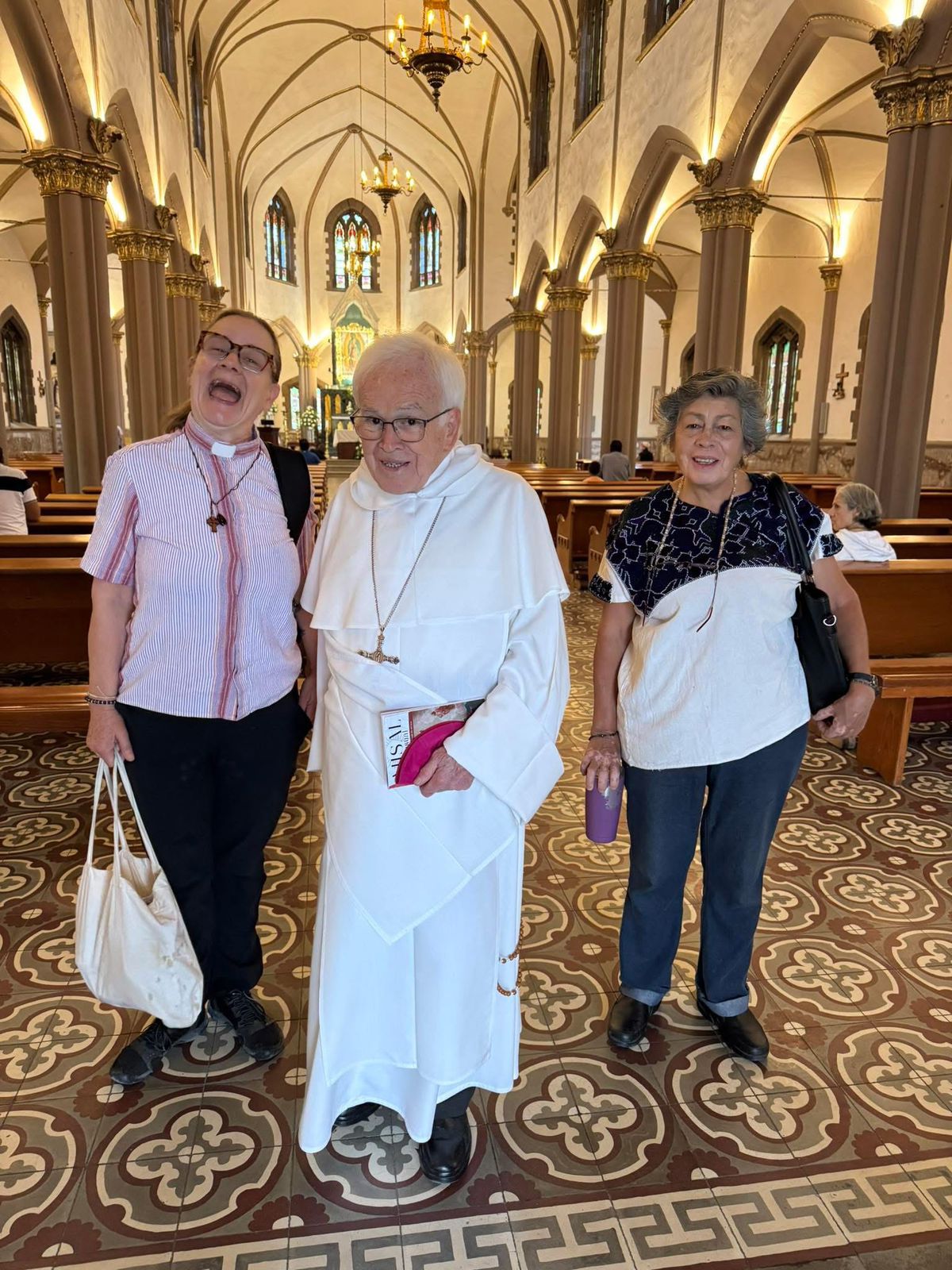 Vera actuó sin permiso en misa con anglicana