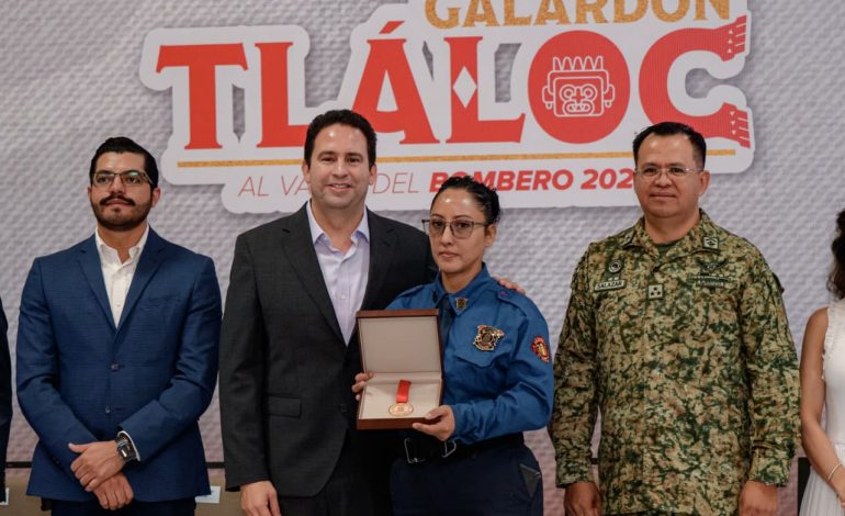 Entrega Javier Díaz a Galardón Tláloc Bomberos de Saltillo