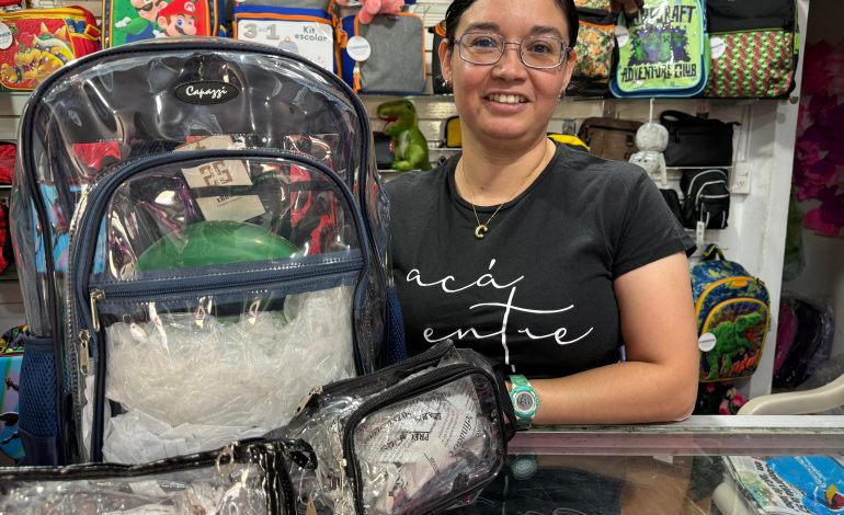 Crece venta de mochilas transparentes