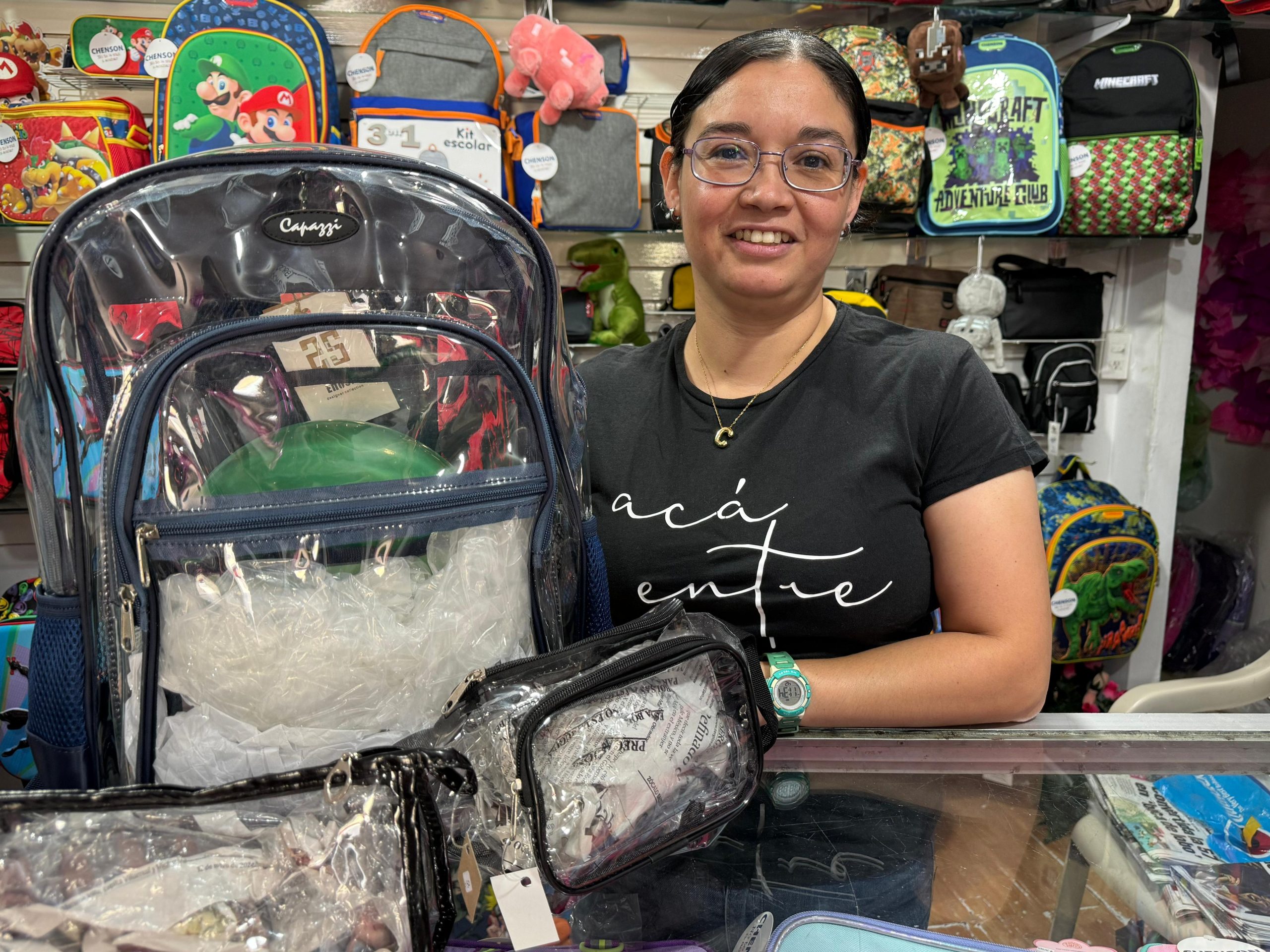 Crece venta de mochilas transparentes