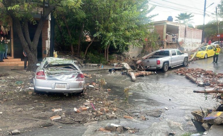 Tormenta azota Saltillo: calles inundadas, autos varados y árboles caídos