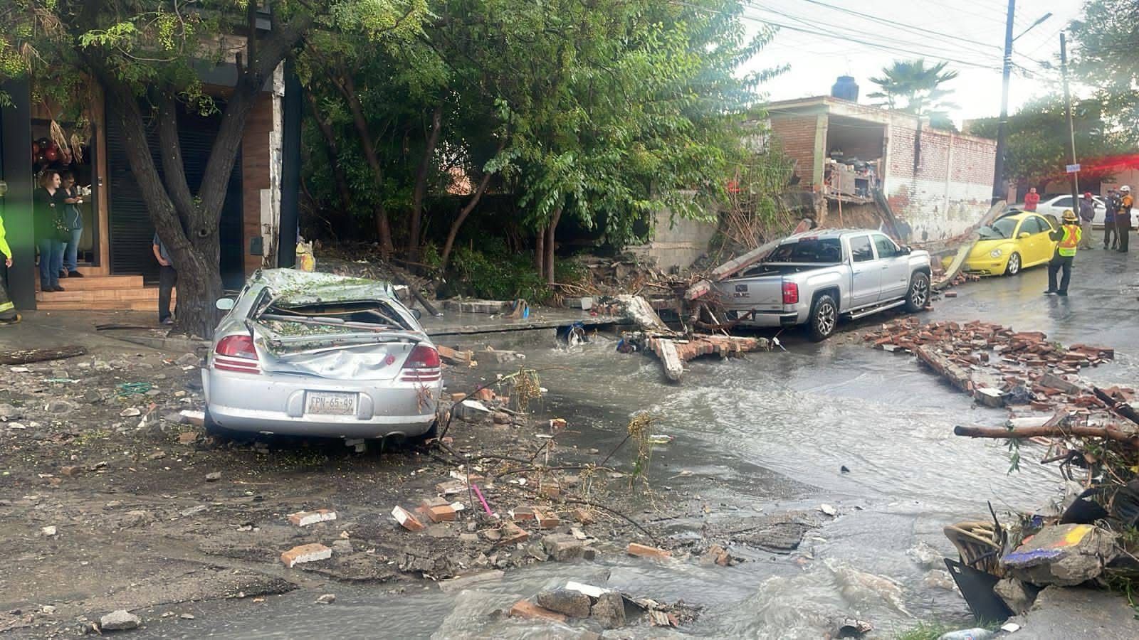 Tormenta azota Saltillo: calles inundadas, autos varados y árboles caídos