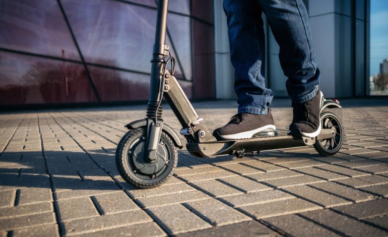 Parras regulará scooters por riesgos a peatones