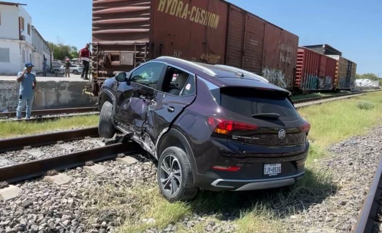 Sobrevive de milagro a impacto de tren