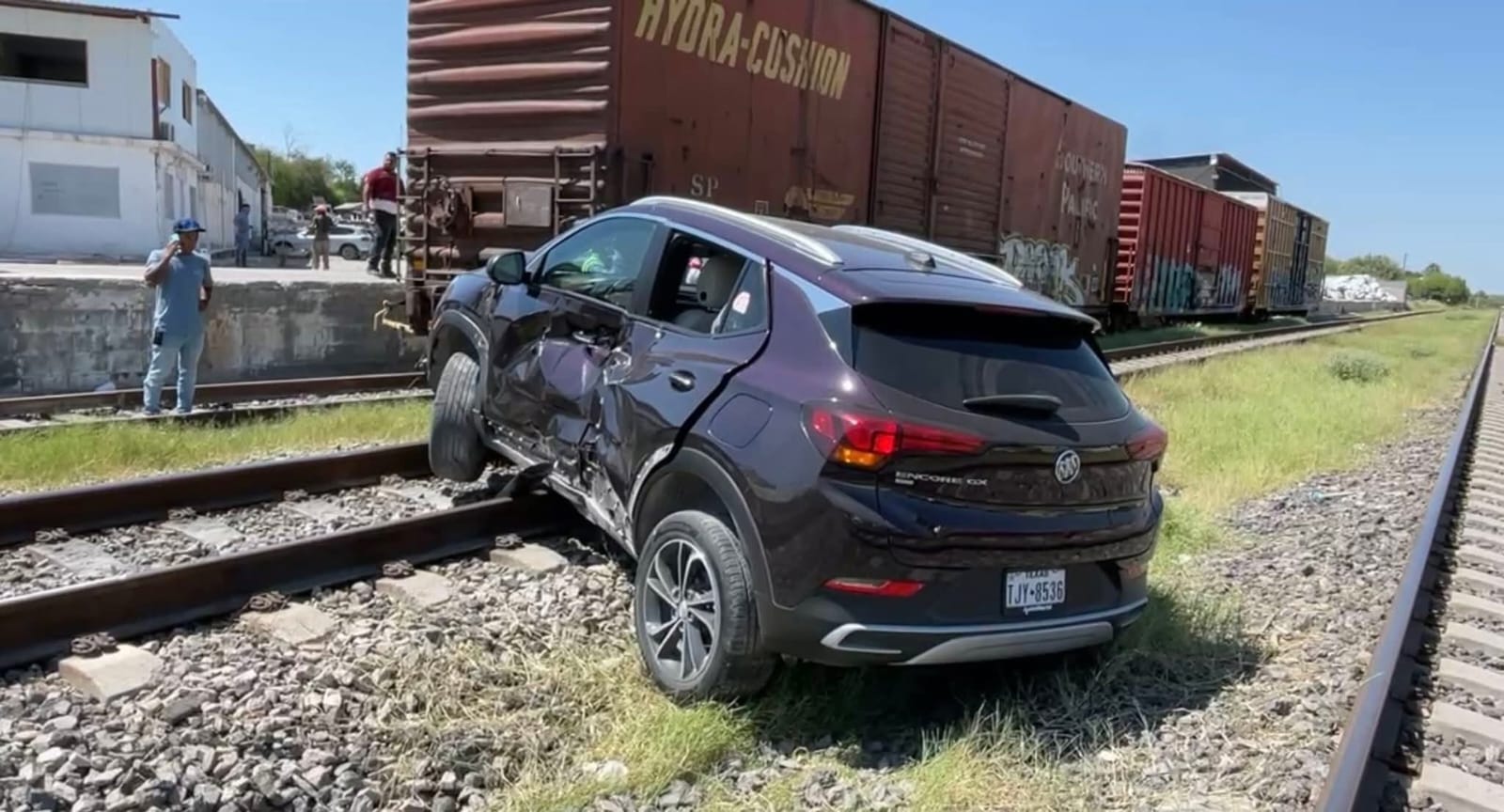 Sobrevive de milagro a impacto de tren