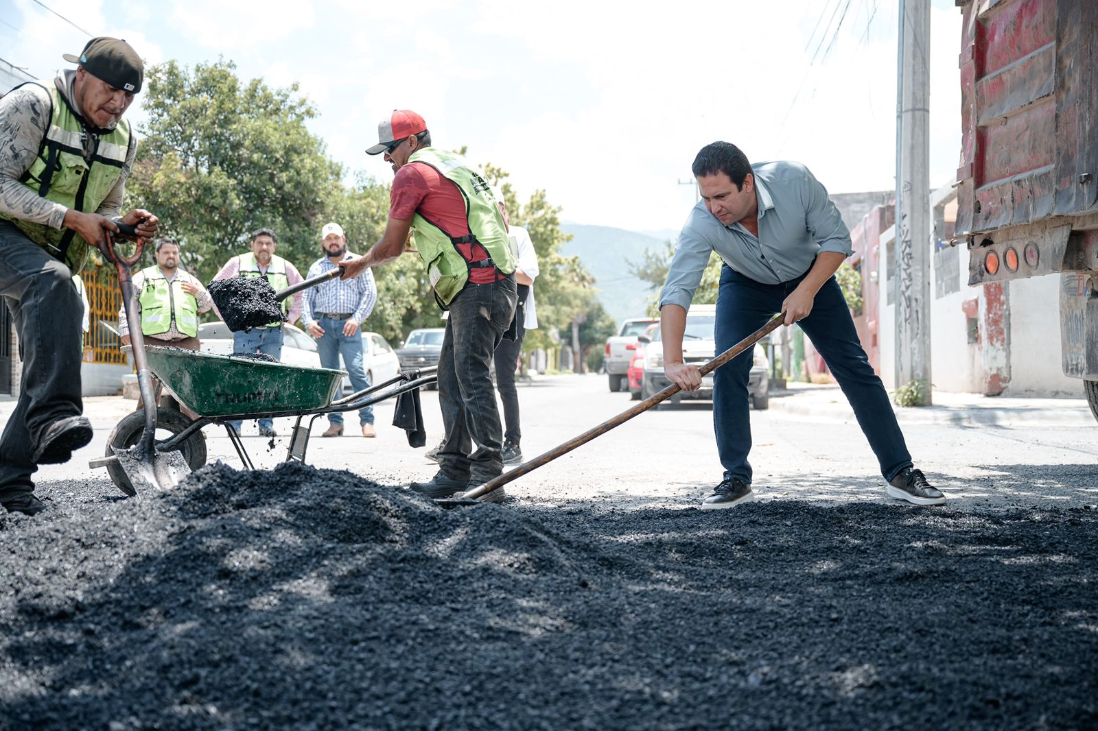 Saltillo refuerza labores de bacheo con la compra de camiones y equipo