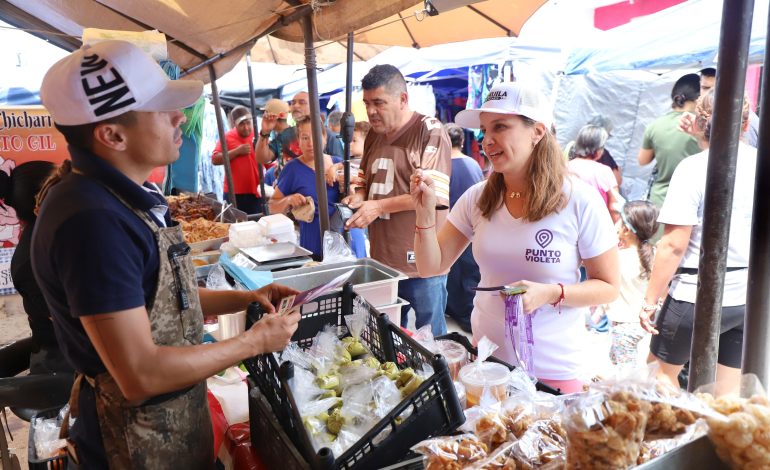 Lleva María Bárbara información de Punto Violeta a mercados de Saltillo