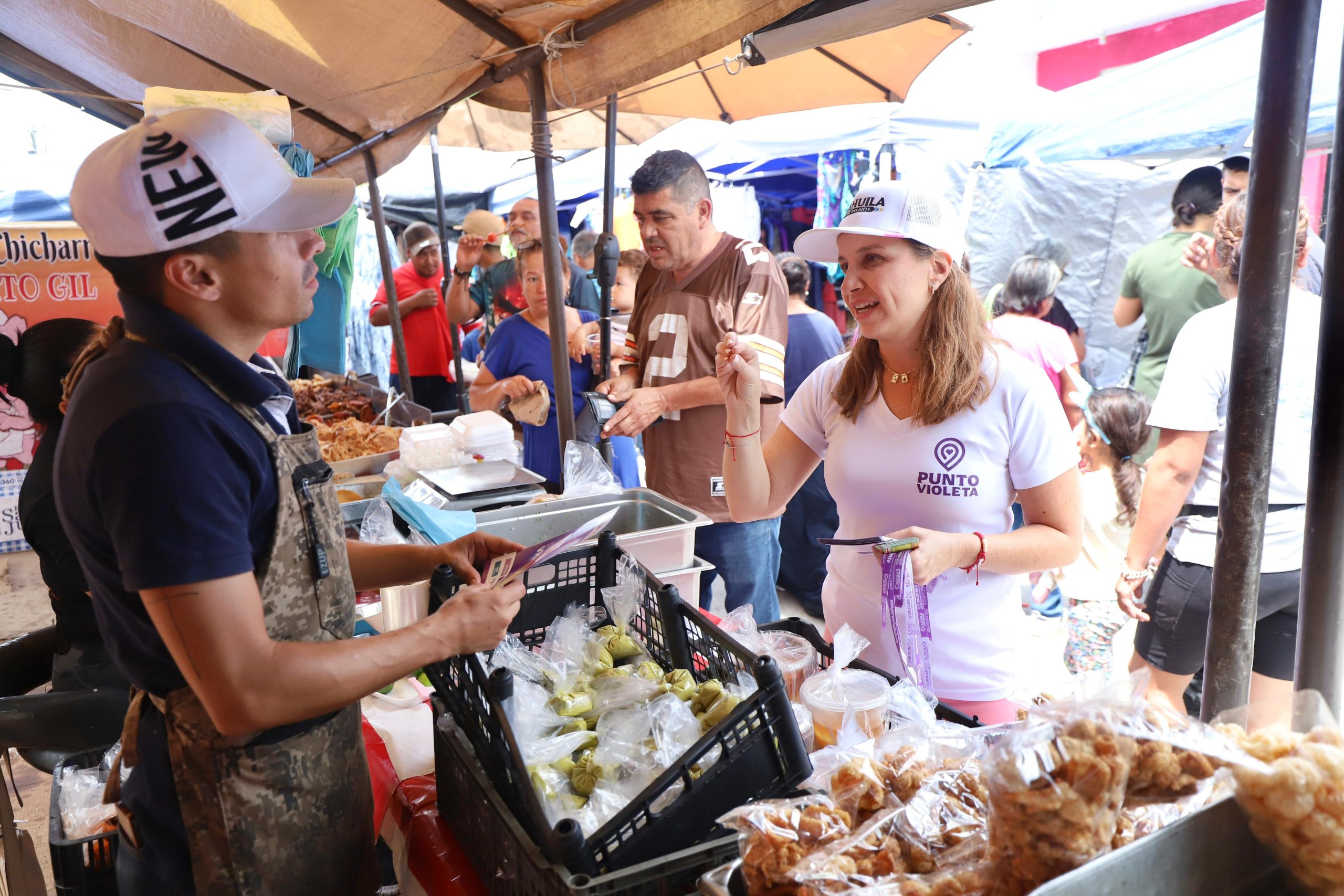 Lleva María Bárbara información de Punto Violeta a mercados de Saltillo