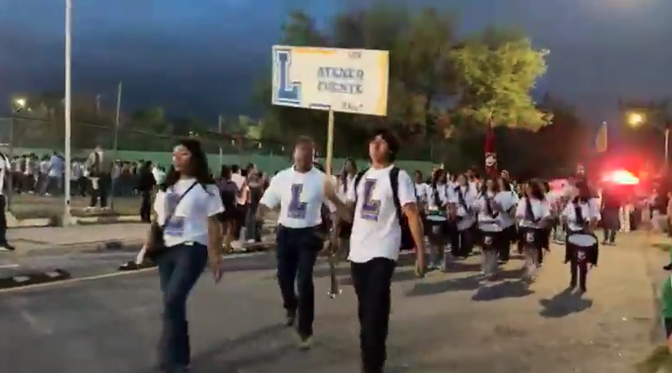 Los nuevos Lobos de la Universidad Autónoma de Coahuila desfilan por las calles de Saltillo