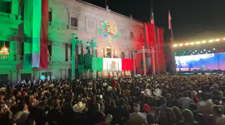 Manolo Jiménez da el Grito de Independencia en el 215 Aniversario de México
