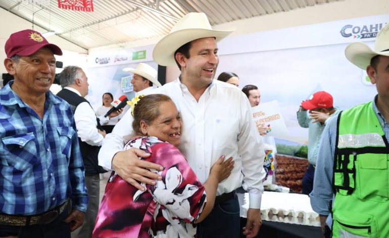 Lleva Javier Díaz más apoyos al campo saltillense