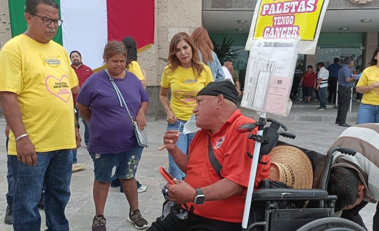 Acusa vendedor en silla de ruedas a Jacobo por solapar abusos