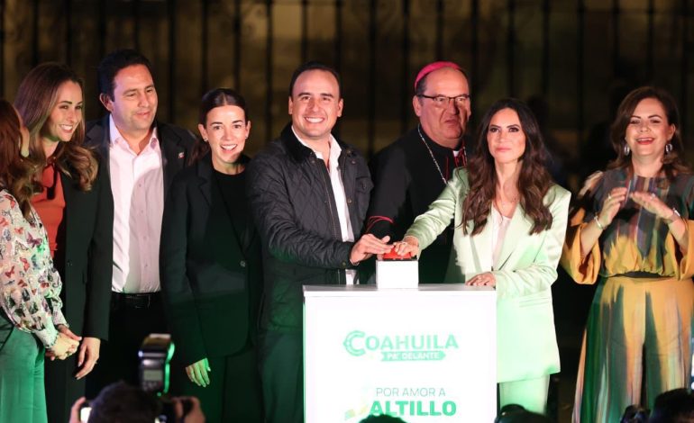 Iluminan Gobierno e IP la Catedral De Santiago Apóstol