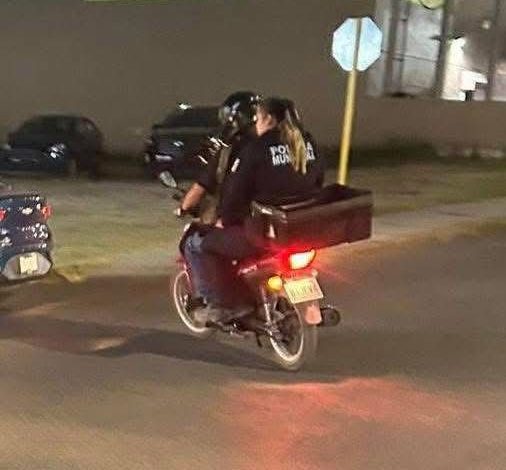 Arrestan y multan a policía de PN por viajar sin casco