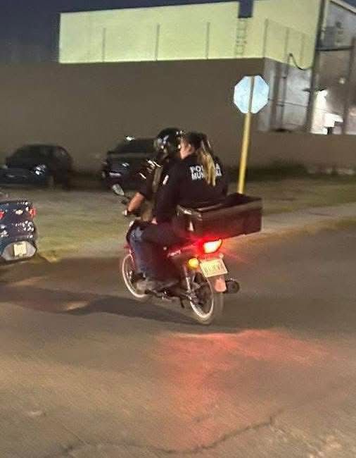 Arrestan y multan a policía de PN por viajar sin casco