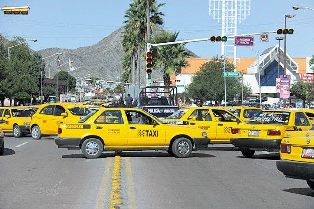 Taxistas buscan subir tarifas; alcalde pide fundamento