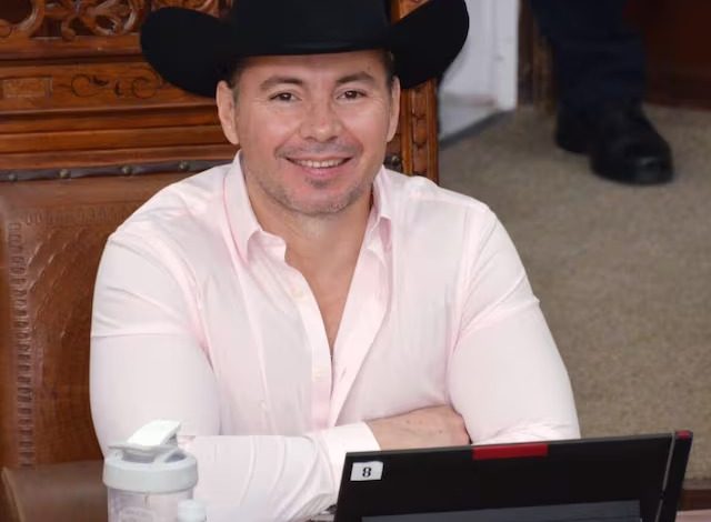 Diputado Antonio Flores, oportunista e incongruente