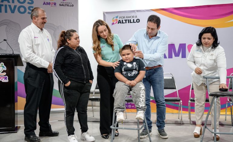 Entregan Javier y Luly aparatos auditivos “Te Escucho con Amor”