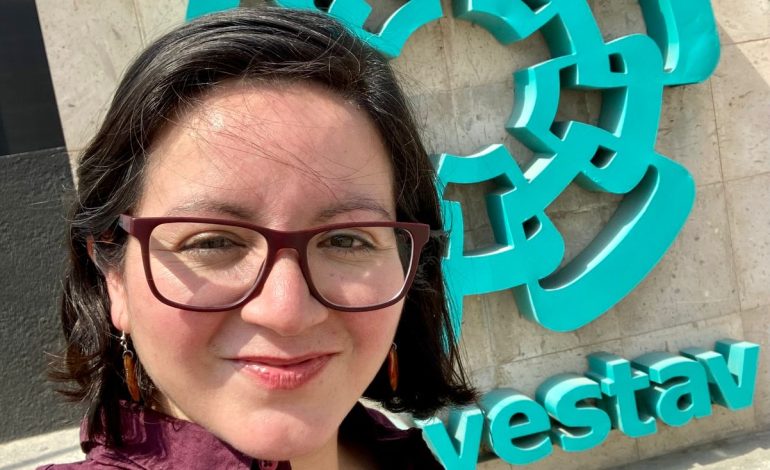 Escribe cuento infantil que introduce a niñas y niños al mundo subterráneo