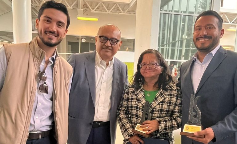 Entrega UAdeC Premio de Periodismo Cultural a Giacomán y Estrada