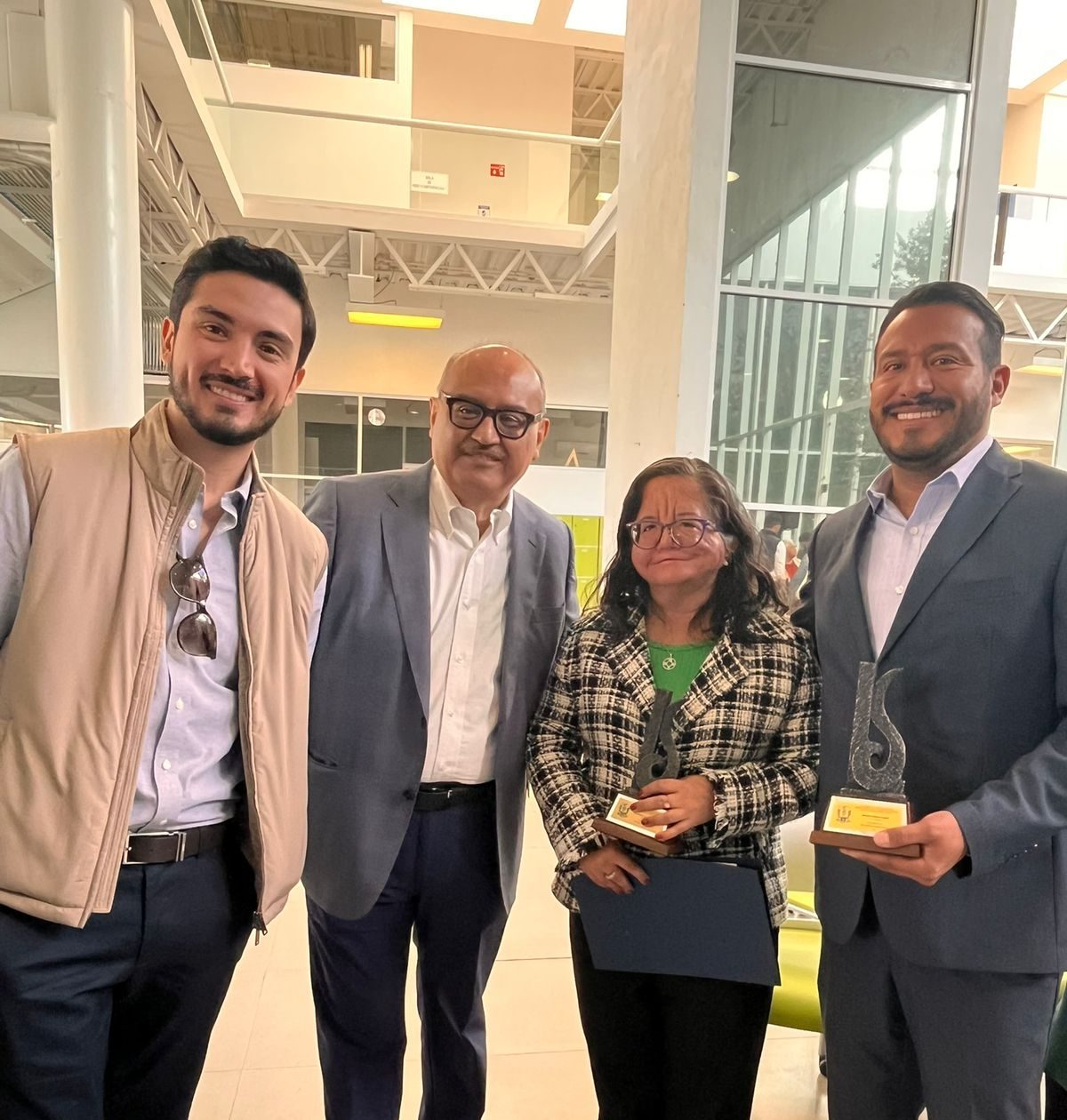 Entrega UAdeC Premio de Periodismo Cultural a Giacomán y Estrada