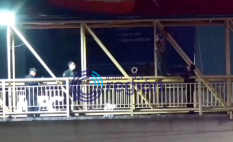 Tras la muerte de su esposa, coahuilense intenta tir&$&arse de un puente en Monterrey