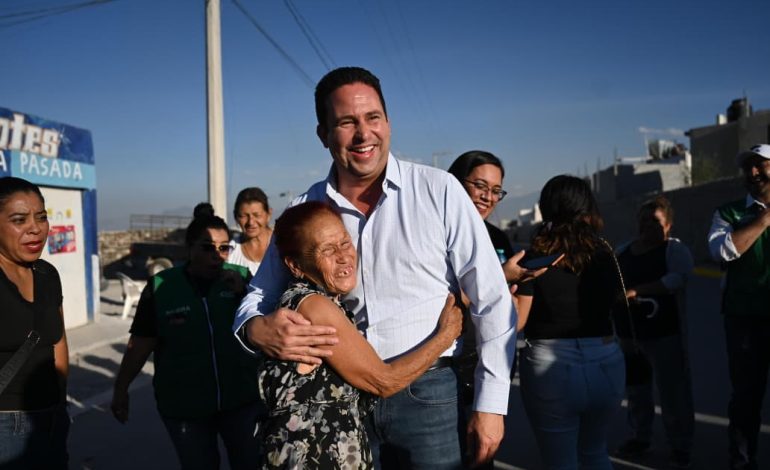 Entrega Javier Díaz obra de pavimentación en La Gloria