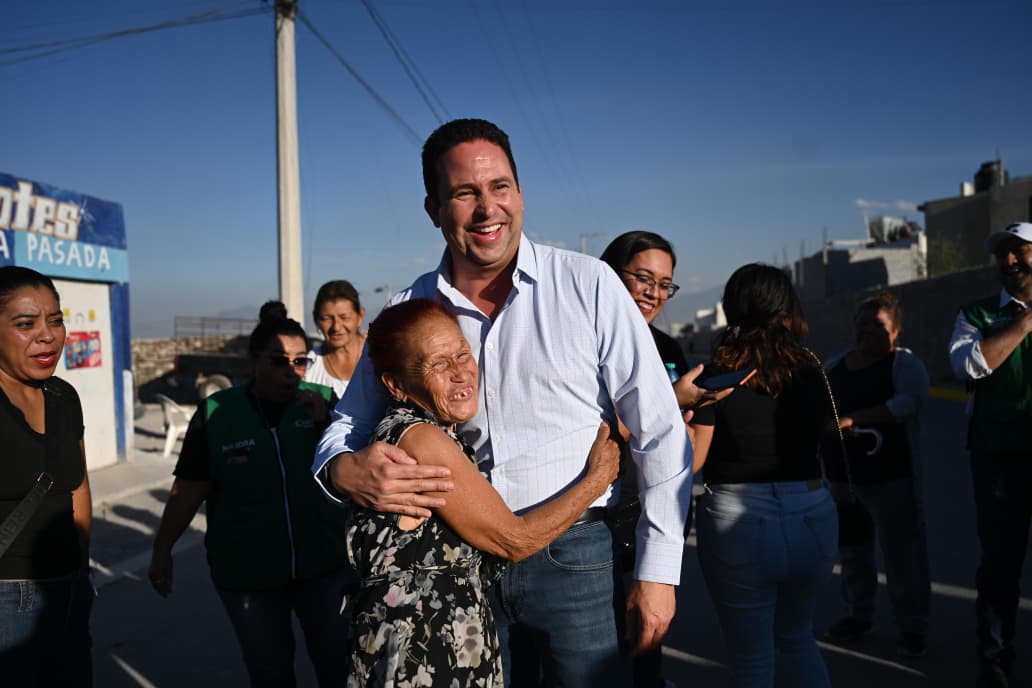 Entrega Javier Díaz obra de pavimentación en La Gloria