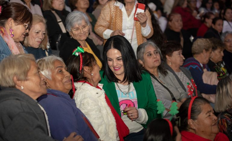 Convive Luz Elena Morales con su distrito en posada navideña