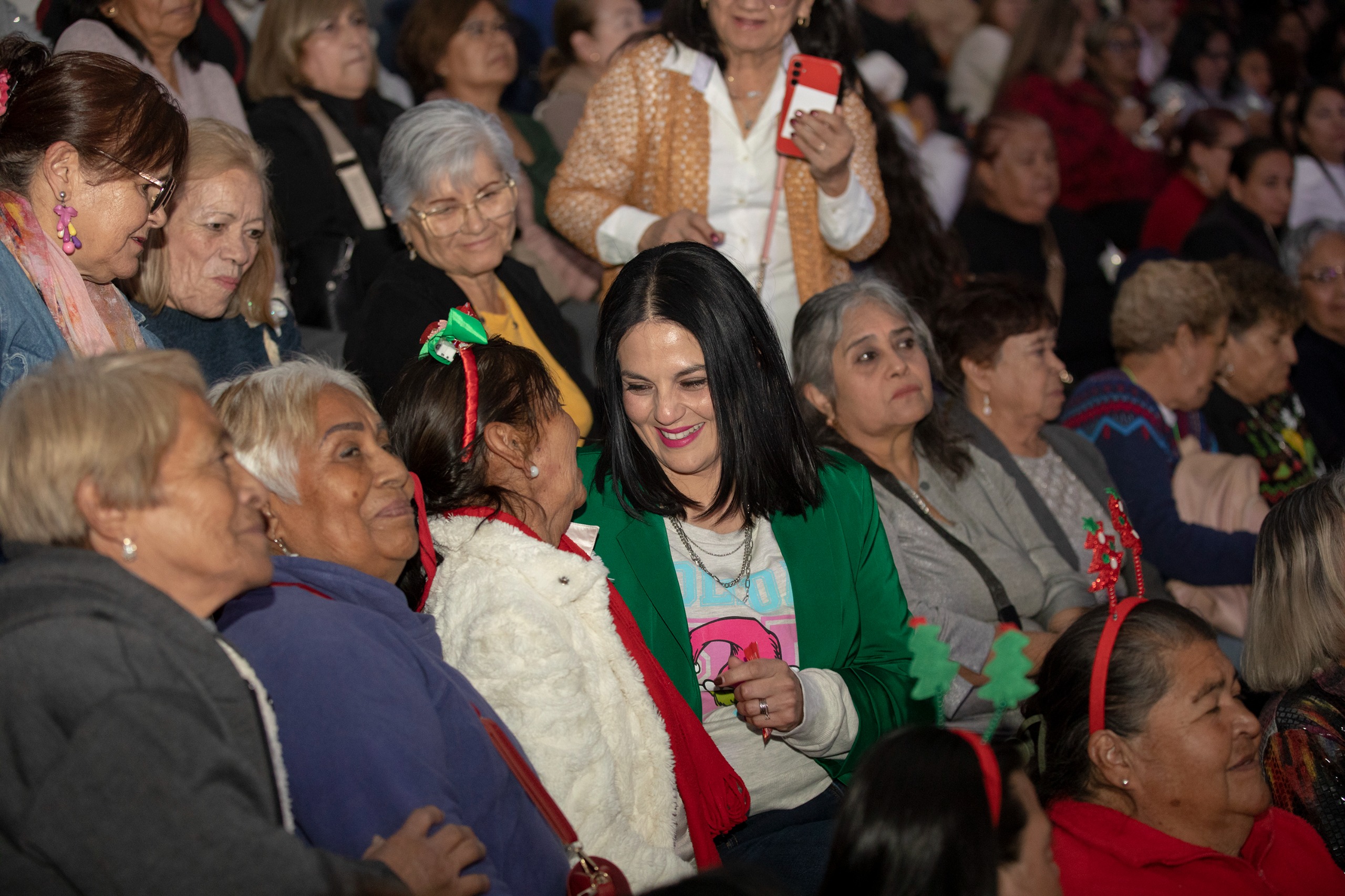 Convive Luz Elena Morales con su distrito en posada navideña