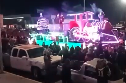El desfile navideño de la Caravana Coca-Cola llegó a Saltillo, una de las cuatro únicas ciudades del país en albergar este emble