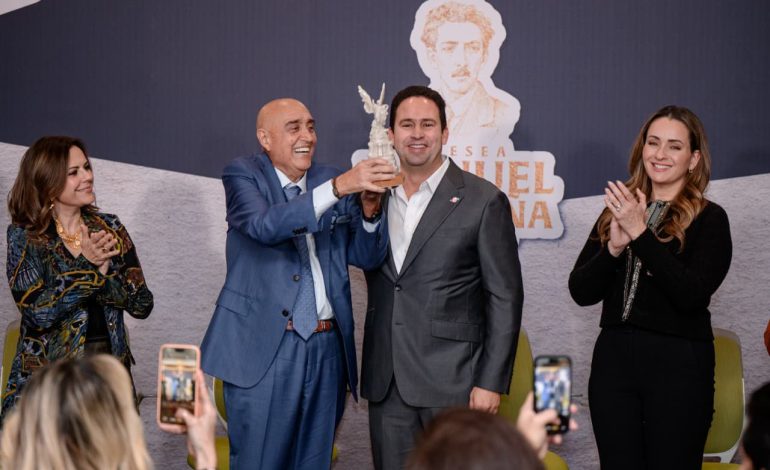 Entrega Javier Díaz Presea Manuel Acuña al productor Pedro Torres