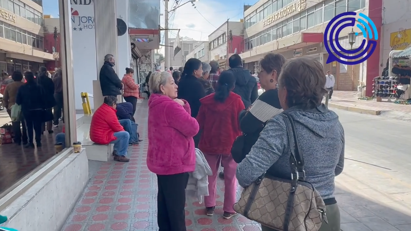 Largas filas en el Banco del Bienestar