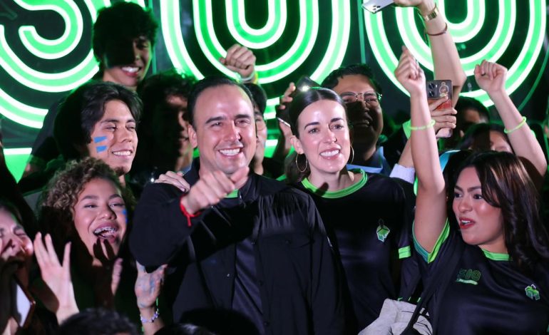 Detona Manolo súper becas universitarias