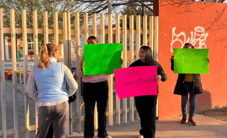 Madres de familia toman primaria por casos de violencia
