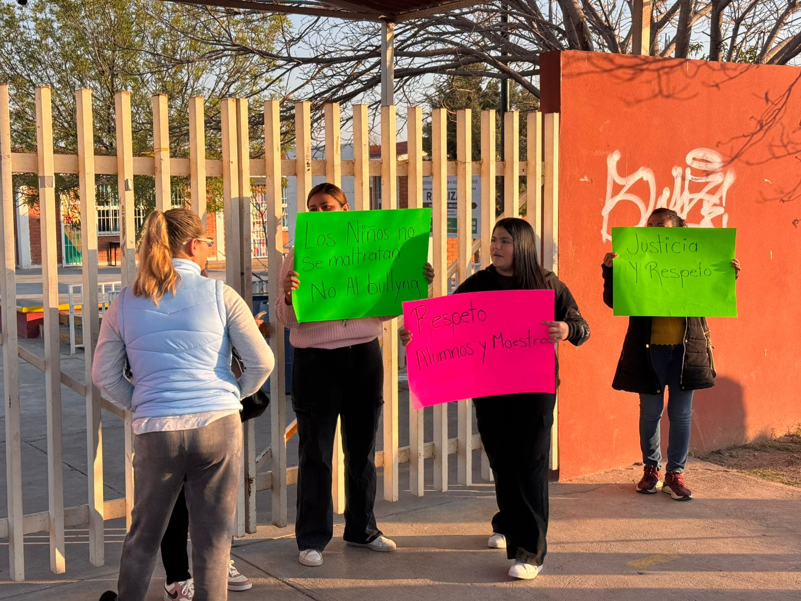 Madres de familia toman primaria por casos de violencia