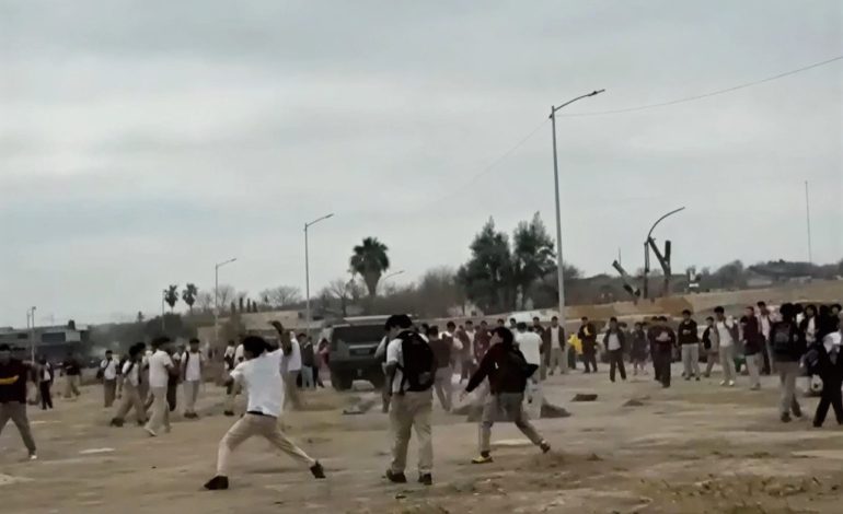 Se enfrentan alumnos de secundaria con piedras y palos