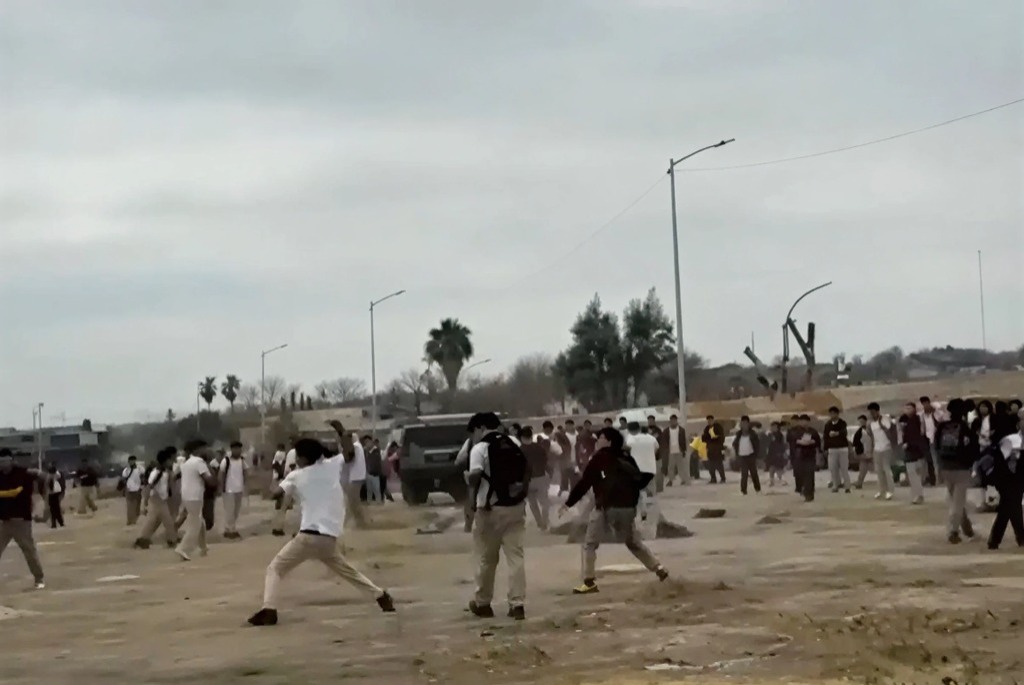 Se enfrentan alumnos de secundaria con piedras y palos