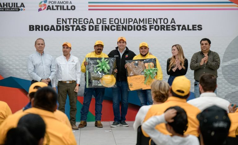 Entrega Javier Díaz equipo a brigadistas de incendios forestales