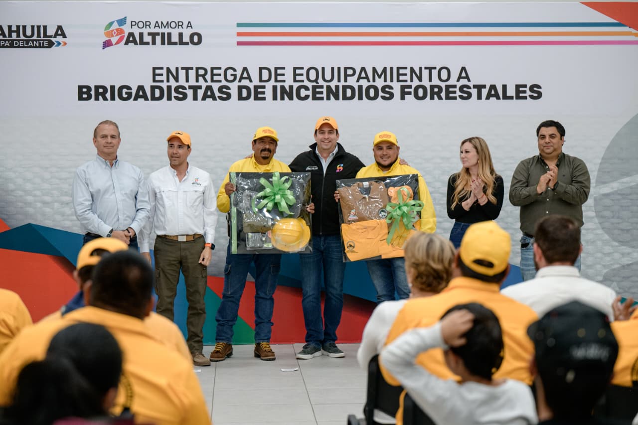Entrega Javier Díaz equipo a brigadistas de incendios forestales