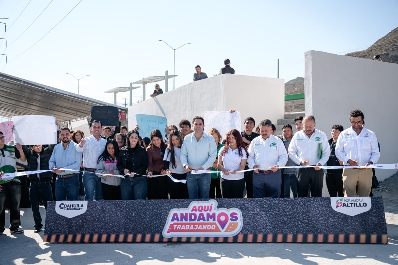 Entrega Javier Díaz parabús en beneficio del Conalep